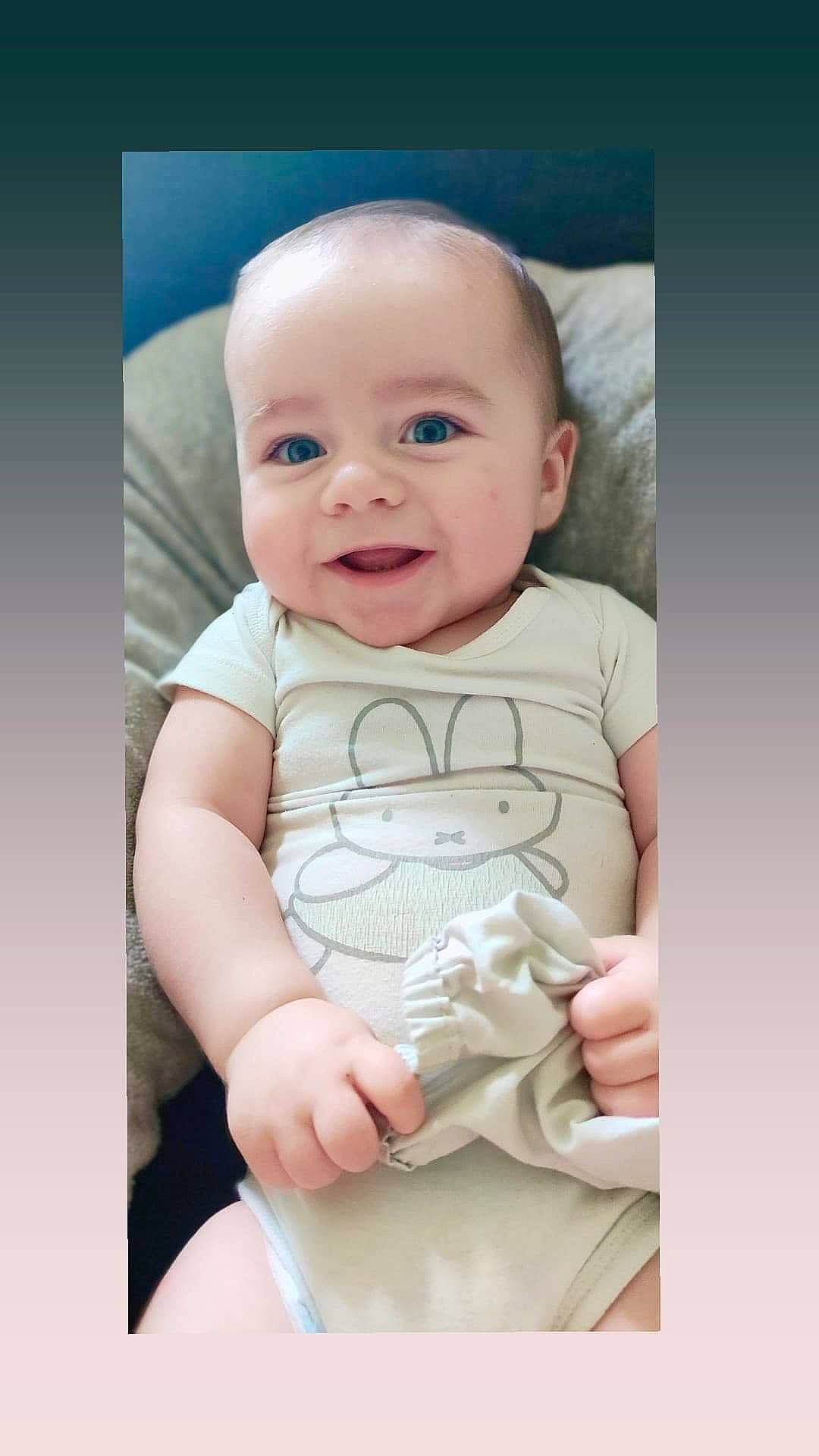 Ethan a rejoint le concours — aidez-le/la à gagner de superbes lots ! baby, baby_toddler_clothing, cheek, child, comfort, dress, face, facial_expression, flash_photography, happy, head, human_body, neck, outerwear, person, product, skin, sleeve, smile, t_shirt