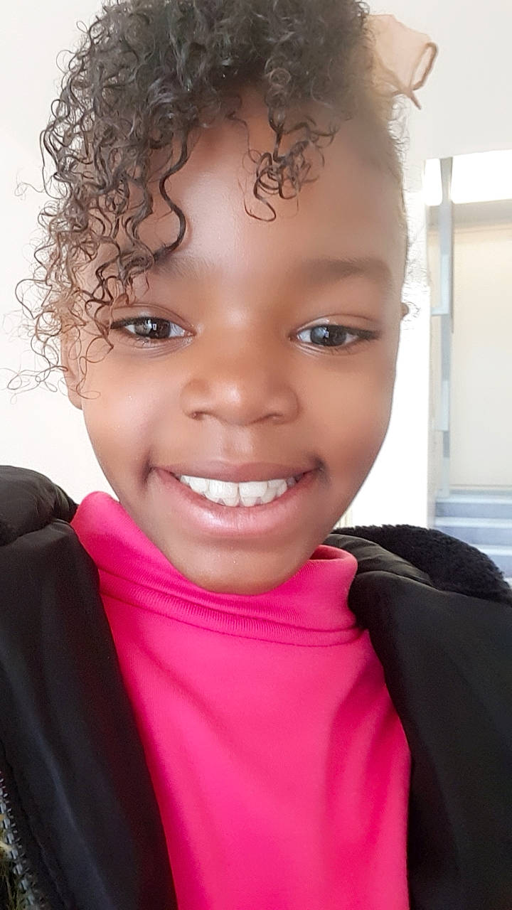 Maïly participe au concours pour gagner de l'argent avec cette photo : beauty, black_hair, cheek, child, child_model, chin, eye, eyebrow, face, facial_expression, forehead, hair, hairstyle, head, joy, lip, nose, organ, person, skin