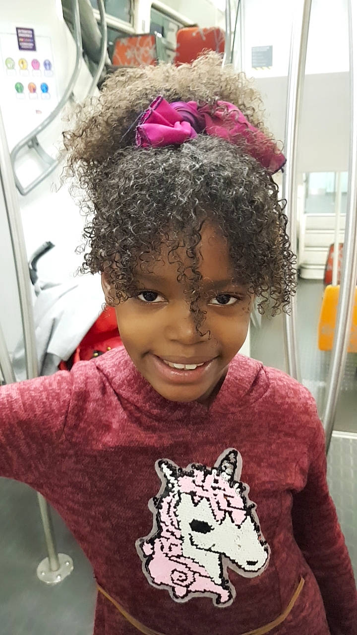 Maïly participe au concours pour gagner de l'argent avec cette photo : afro, black_hair, child, cool, dreadlocks, ear, forehead, hair, hair_accessory, hair_care, hair_coloring, hairstyle, head, joy, person, pink, toddler, wig