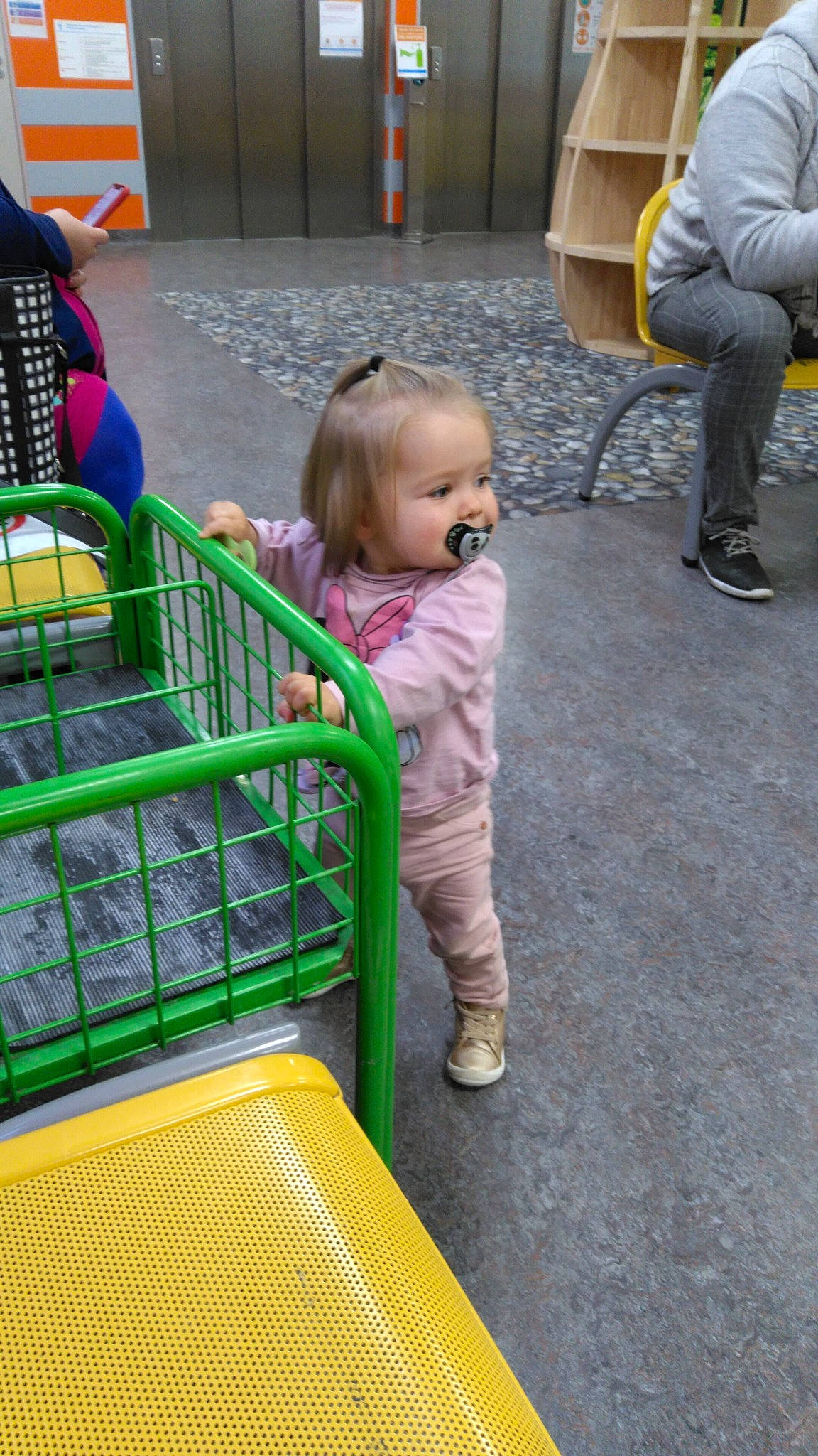 Lilou a rejoint le concours — aidez-le/la à gagner de superbes lots ! baby, baby_toddler_clothing, child, city, fun, grass, green, leisure, people, person, pet_supply, photograph, public_space, recreation, service, shopping_cart, snapshot, tire, toddler, wheel