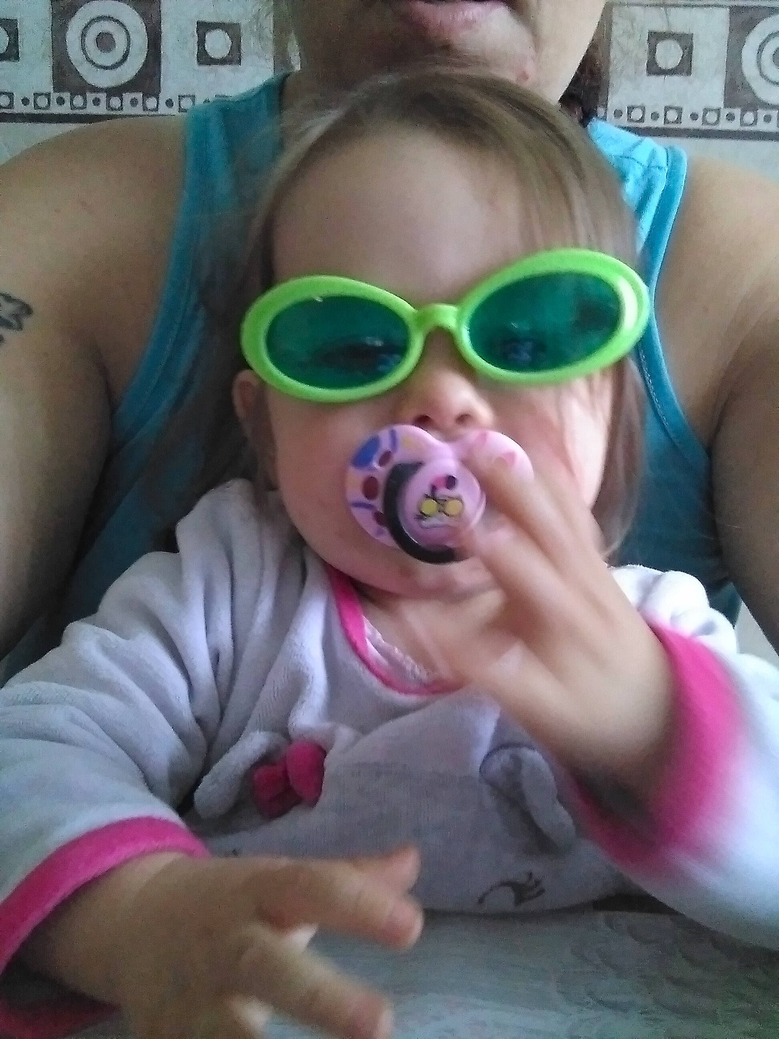 Lilou participe au concours pour gagner de l'argent avec cette photo : arm, cheek, eye, eyebrow, eyelash, eyewear, face, finger, glasses, goggles, hand, happy, iris, lip, mouth, nose, person, pink, skin, sunglasses