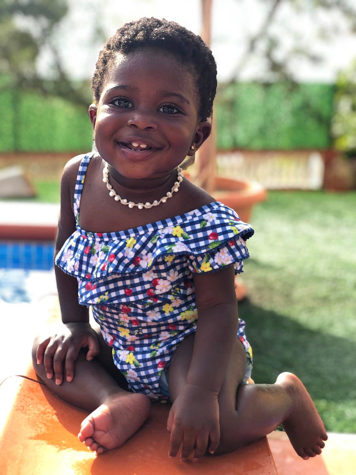 Aicha participe au concours pour gagner de l'argent avec cette photo : baby_toddler_clothing, barefoot, beauty, child, foot, happy, jewellery, joy, people_in_nature, person, sitting, summer, swimming_pool, toe