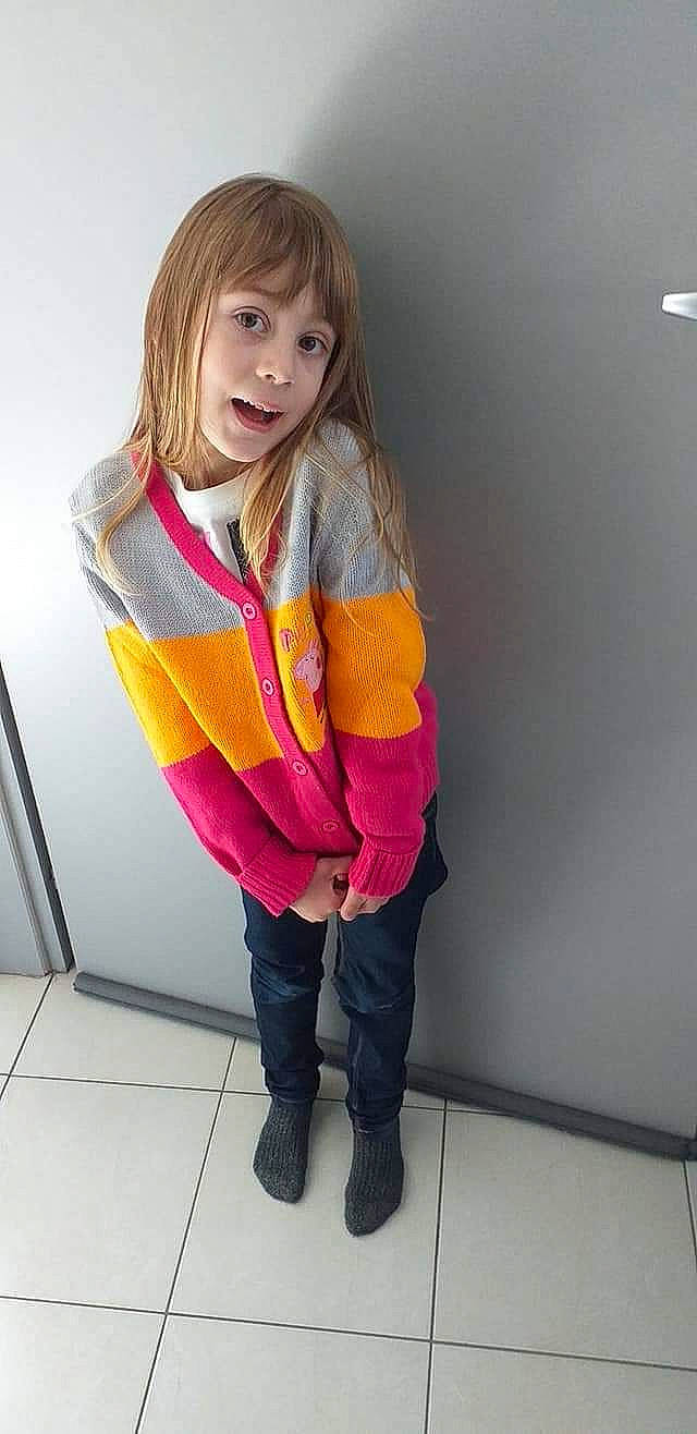 Mélina a rejoint le concours — aidez-le/la à gagner de superbes lots ! baby_toddler_clothing, blond, boot, child, fashion_design, flooring, happy, human_leg, knee, leggings, long_hair, magenta, neck, outerwear, person, shoe, sleeve, sock, thigh, toddler