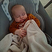 Lilio a rejoint le concours — aidez-le/la à gagner de superbes lots ! baby, blanket, bunny_ears, child, clothing, comfort, cozy, cushion, face, hand, head, indoors, infant, nap, peaceful, person, seat, sleeping, soft_texture, wooden_floor