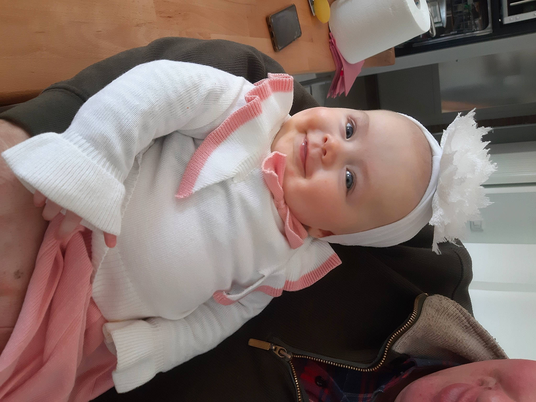 Léonie a rejoint le concours — aidez-le/la à gagner de superbes lots ! baby, baby_toddler_clothing, cheek, child, comfort, eye, face, facial_expression, finger, fun, happy, hat, joy, mouth, nose, person, pink, skin, sleeve, smile