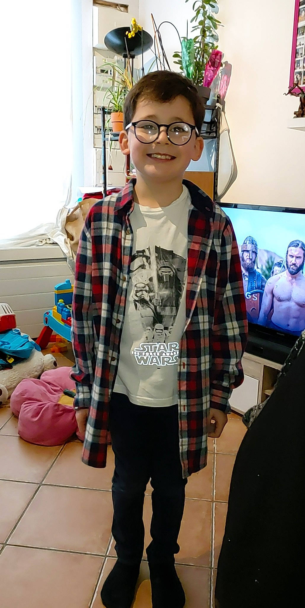 Enzo participe au concours pour gagner de l'argent avec cette photo : bag, clothing, collar, cool, design, dress_shirt, event, eyewear, joy, luggage_and_bags, pattern, person, photograph, plaid, sleeve, smile, snapshot, street_fashion, t_shirt, tartan