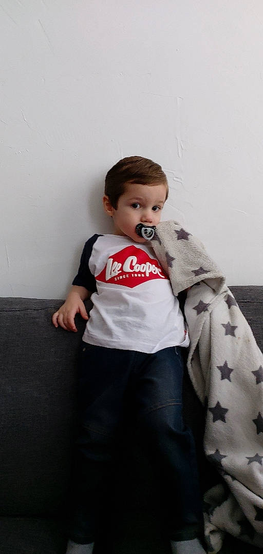 Jimmy participe au concours pour gagner de l'argent avec cette photo : baby, baby_toddler_clothing, child, elbow, eye, fashion_design, flash_photography, formal_wear, happy, human_leg, leg, neck, person, sitting, skin, sleeve, street_fashion, t_shirt, thigh, toddler