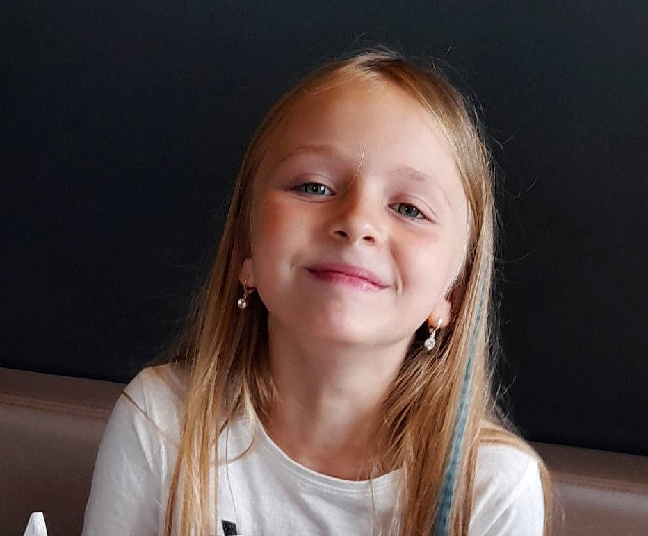 Inès a rejoint le concours — aidez-le/la à gagner de superbes lots ! blond, brown_hair, cheek, ear, eyebrow, eyelash, facial_expression, flash_photography, fun, gesture, happy, iris, jaw, joy, lip, neck, nose, person, skin, smile