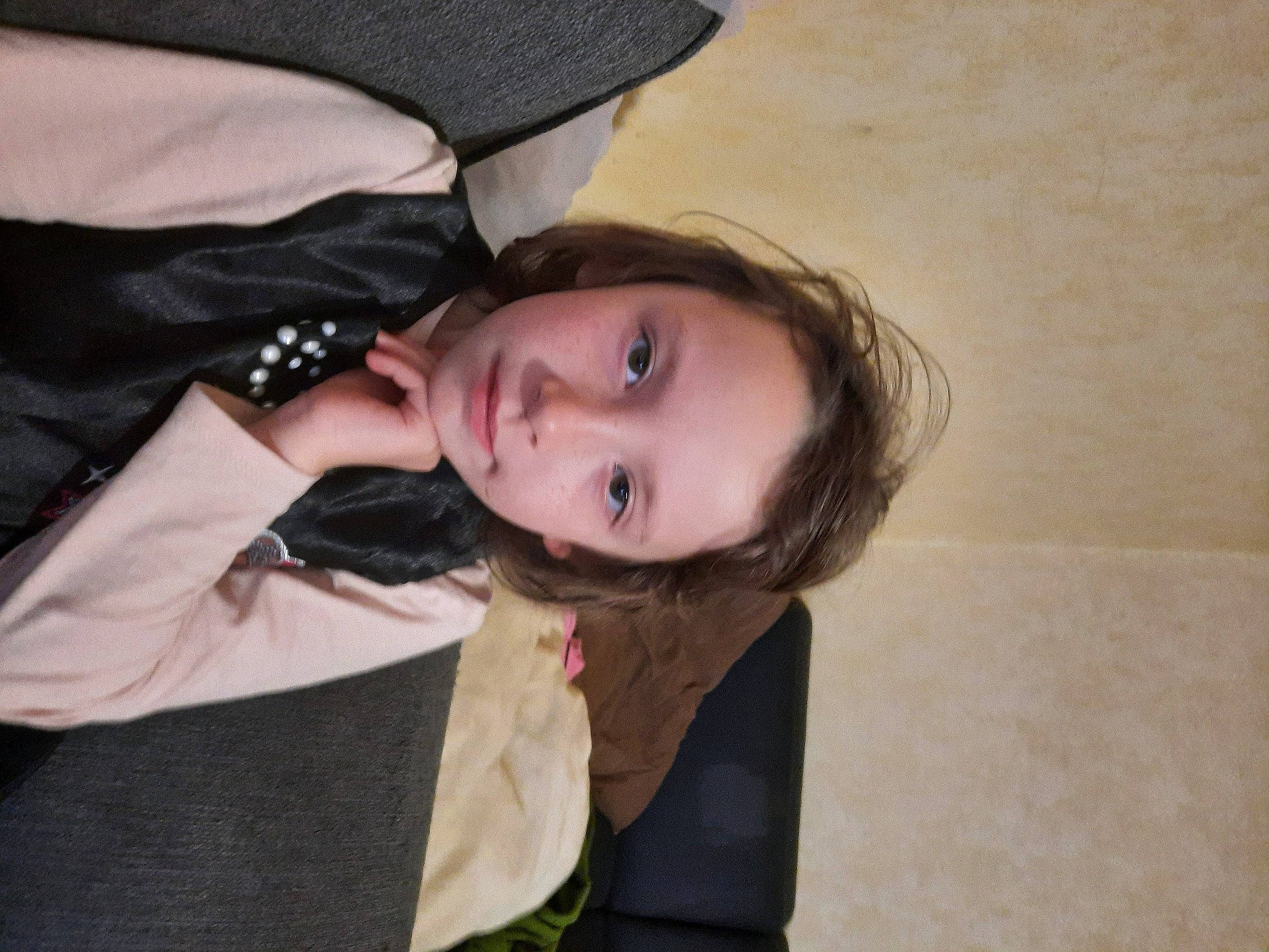 Alexia participe au concours pour gagner de l'argent avec cette photo : black_hair, blond, brown_hair, cheek, child, chin, comfort, eyebrow, eyelash, face, formal_wear, fun, happy, lip, long_hair, mouth, neck, nose, person, sitting