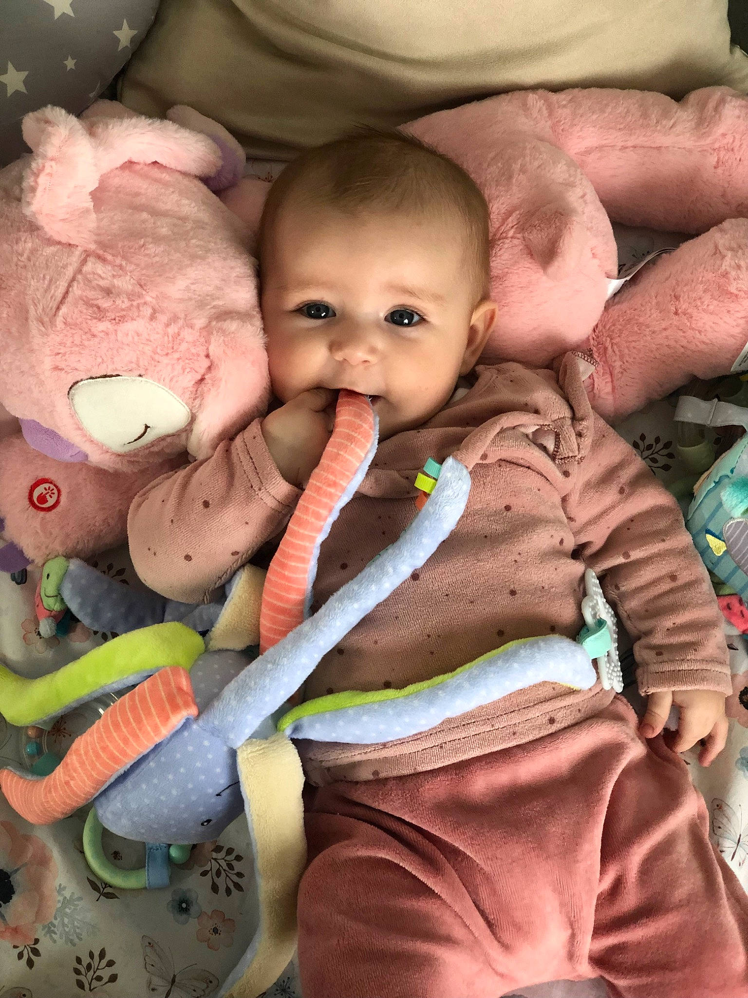 Keissy a rejoint le concours — aidez-le/la à gagner de superbes lots ! arm, baby, baby_toddler_clothing, cheek, child, facial_expression, finger, gesture, hand, happy, head, lip, mouth, nose, person, pink, product, skin, textile, toddler