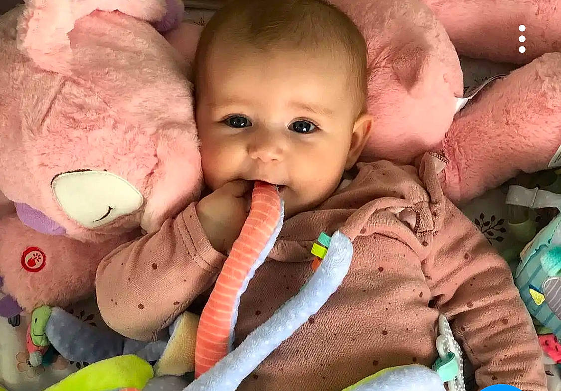 Keissy participe au concours pour gagner de l'argent avec cette photo : baby, cheek, child, chin, eye, facial_expression, finger, fun, gesture, hand, happy, lip, mouth, nail, nose, person, pink, skin, textile, thumb