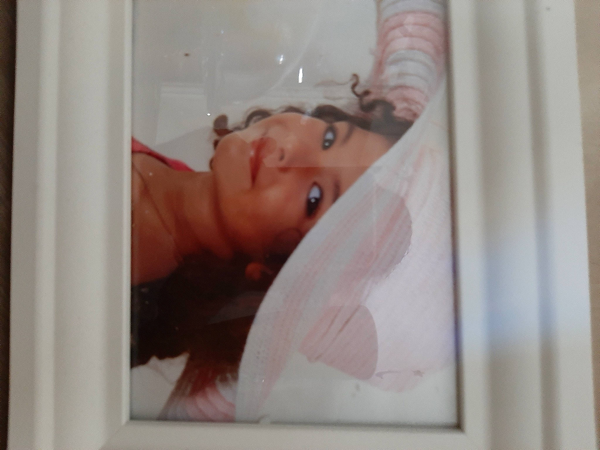 Syrine a rejoint le concours — aidez-le/la à gagner de superbes lots ! art, flesh, headwear, joy, painting, person, picture_frame, portrait, room, visual_arts