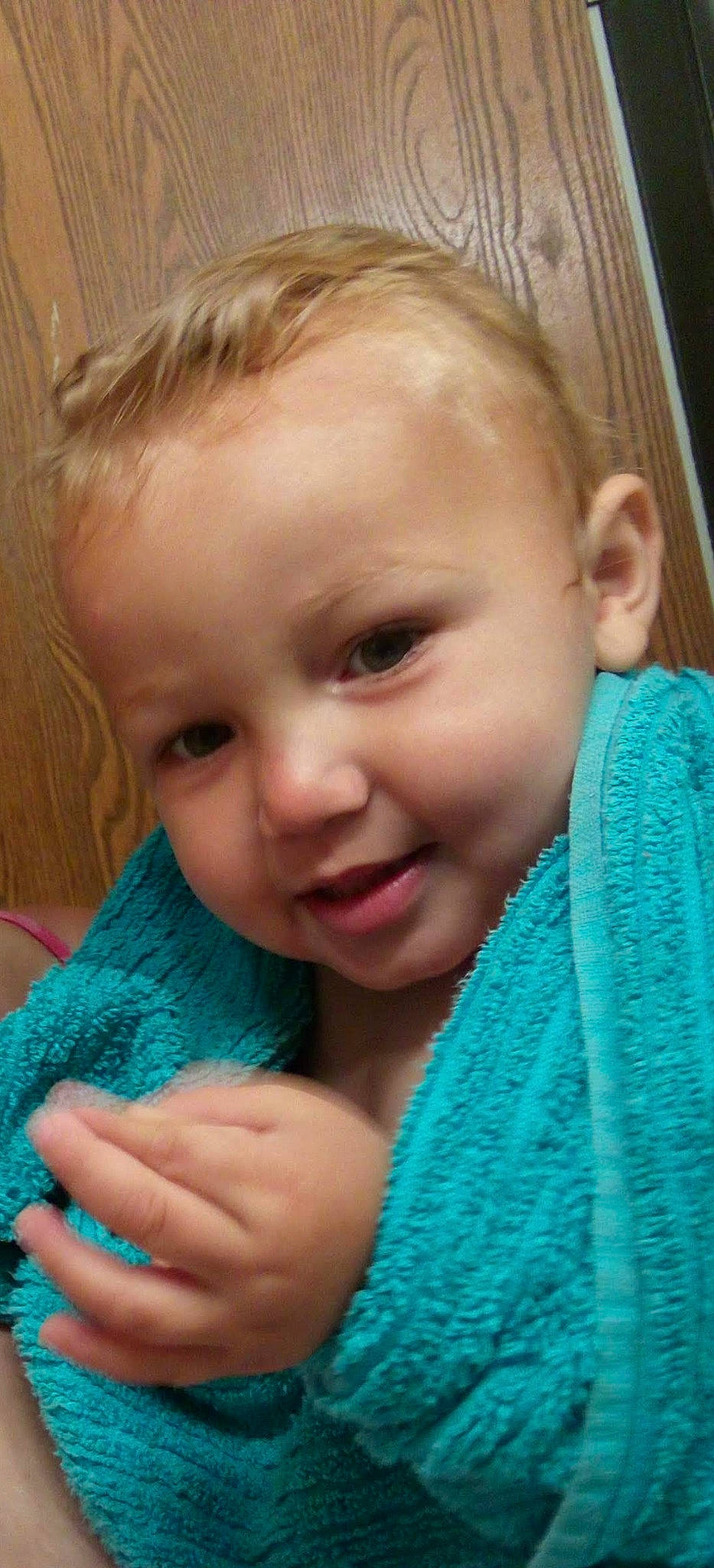 Arwyn is registered to the contest to win money with this photo: azure, blue, cheek, chin, ear, eye, eyebrow, face, facial_expression, green, hairstyle, iris, lip, mouth, neck, nose, organ, person, skin, smile