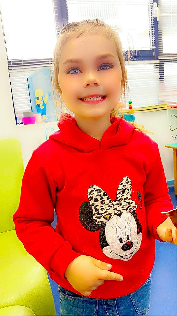 Clara a rejoint le concours — aidez-le/la à gagner de superbes lots ! baby_toddler_clothing, child, fun, glove, happy, hood, hoodie, jacket, joy, necklace, outerwear, pattern, person, room, sleeve, smile, sportswear, stuffed_toy, t_shirt, toddler