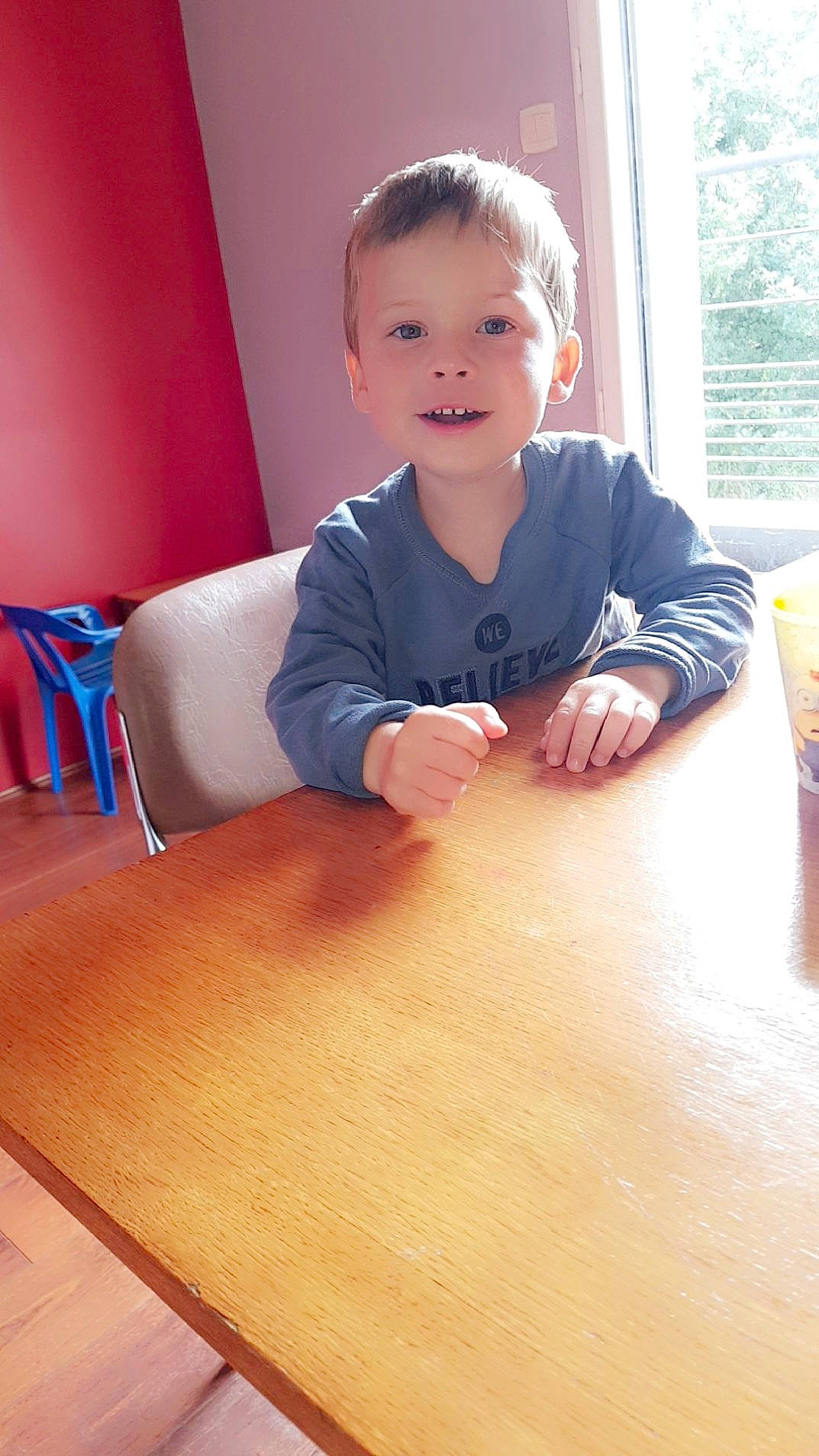 Mathéo a rejoint le concours — aidez-le/la à gagner de superbes lots ! baby, baby_grabbing_for_something, baby_toddler_clothing, finger, floor, flooring, laminate_flooring, nose, person, play, plywood, table, toddler, varnish, wood_flooring, wood_stain