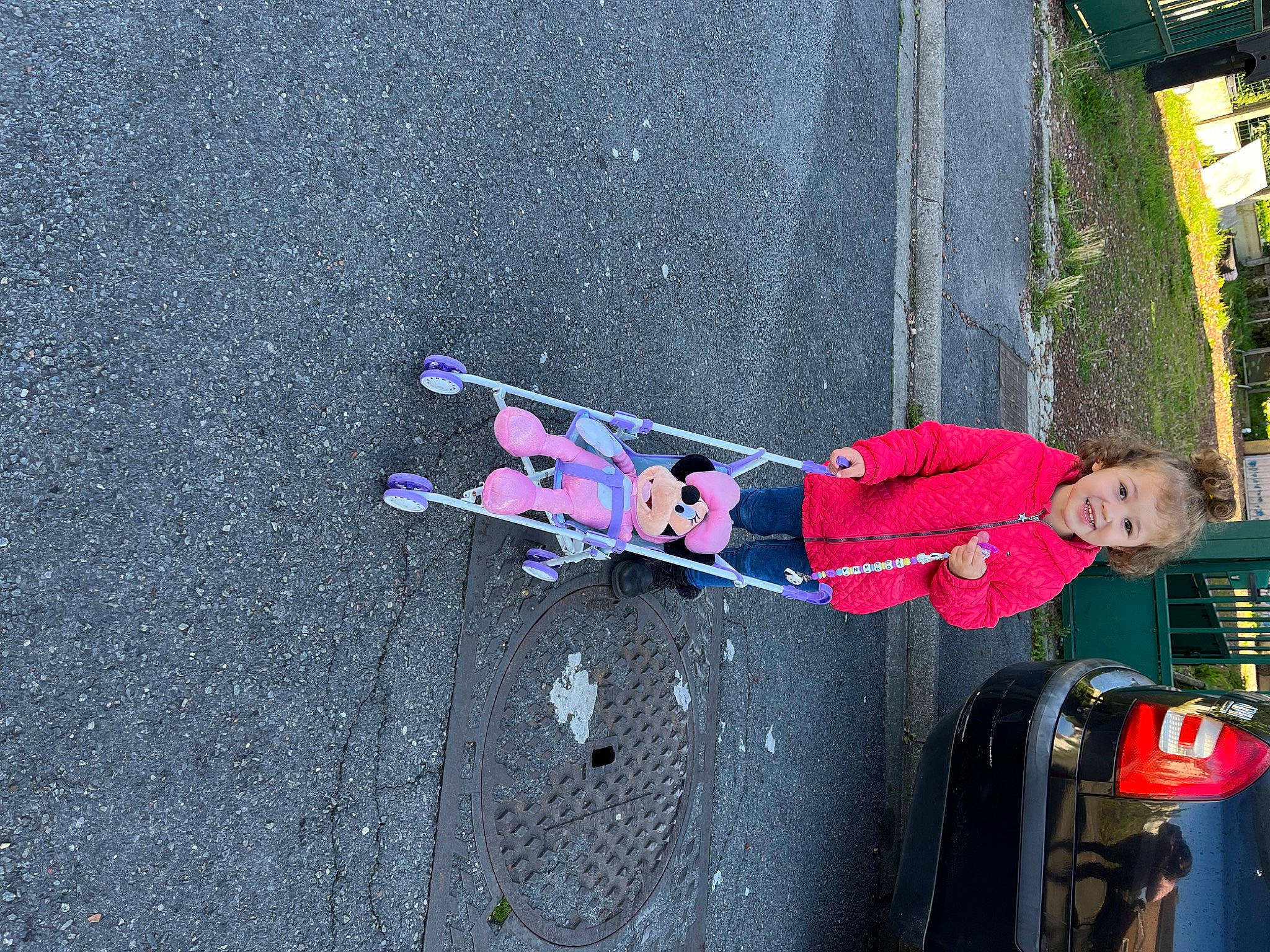 Louana participe au concours pour gagner de l'argent avec cette photo : asphalt, automotive_exterior, car, carmine, electric_blue, joy, leisure, pedestrian, person, plant, recreation, road, road_surface, sidewalk, slope, smile, tar, toddler, tree, vehicle