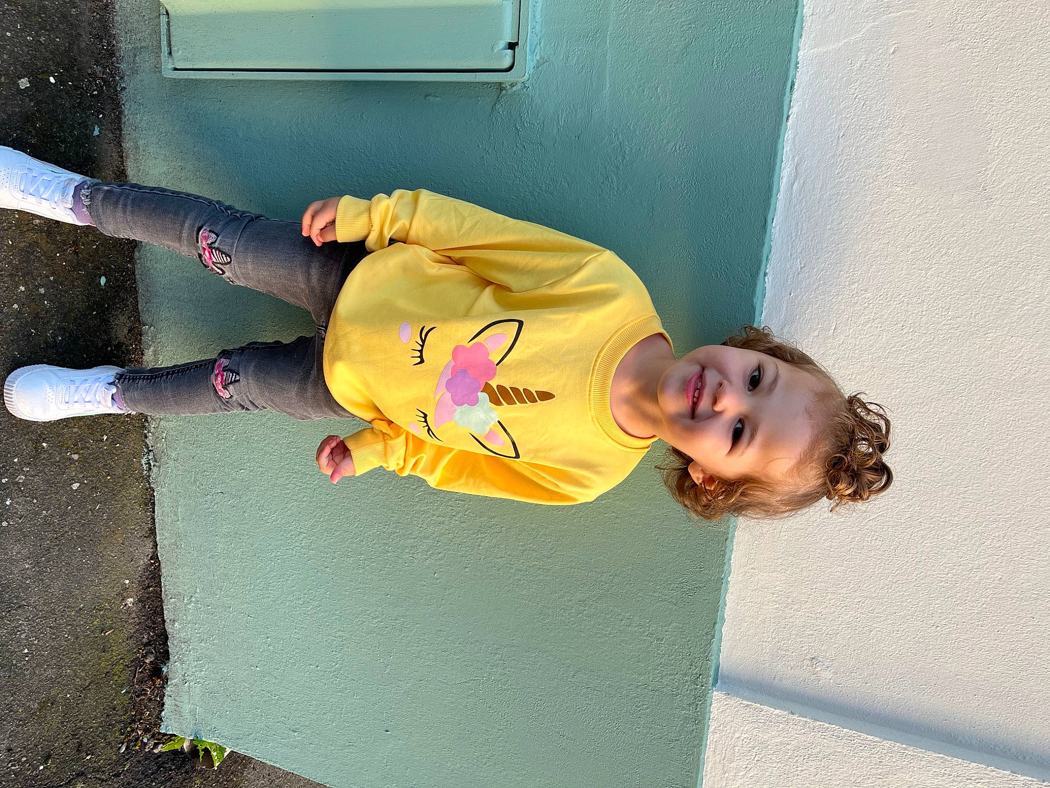 Louana a rejoint le concours — aidez-le/la à gagner de superbes lots ! child, elbow, flooring, fun, happy, joy, knee, leisure, outdoor_shoe, person, recreation, smile, toddler, walking_shoe