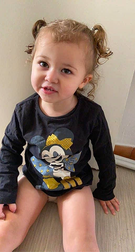 Louana participe au concours pour gagner de l'argent avec cette photo : baby_toddler_clothing, cheek, eye, face, hair, hairstyle, happy, head, human_body, iris, joint, mouth, neck, person, shorts, skin, sleeve, t_shirt, thigh, toddler