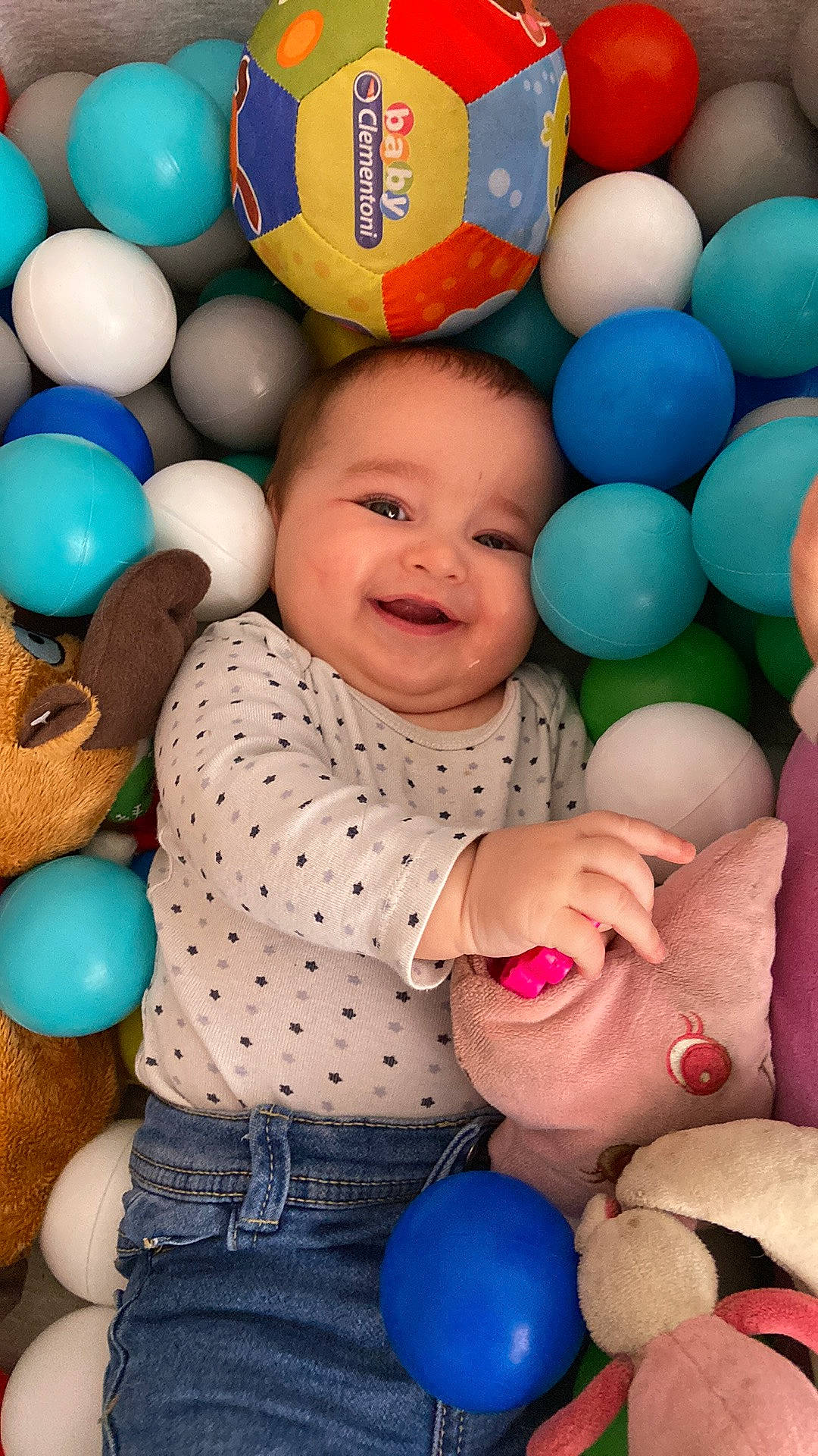 Tymaël participe au concours pour gagner de l'argent avec cette photo : baby, baby_playing_with_toys, baby_toddler_clothing, balloon, blue, cheek, facial_expression, fun, happy, joy, organ, party_supply, person, photograph, pink, product, skin, smile, textile, toy