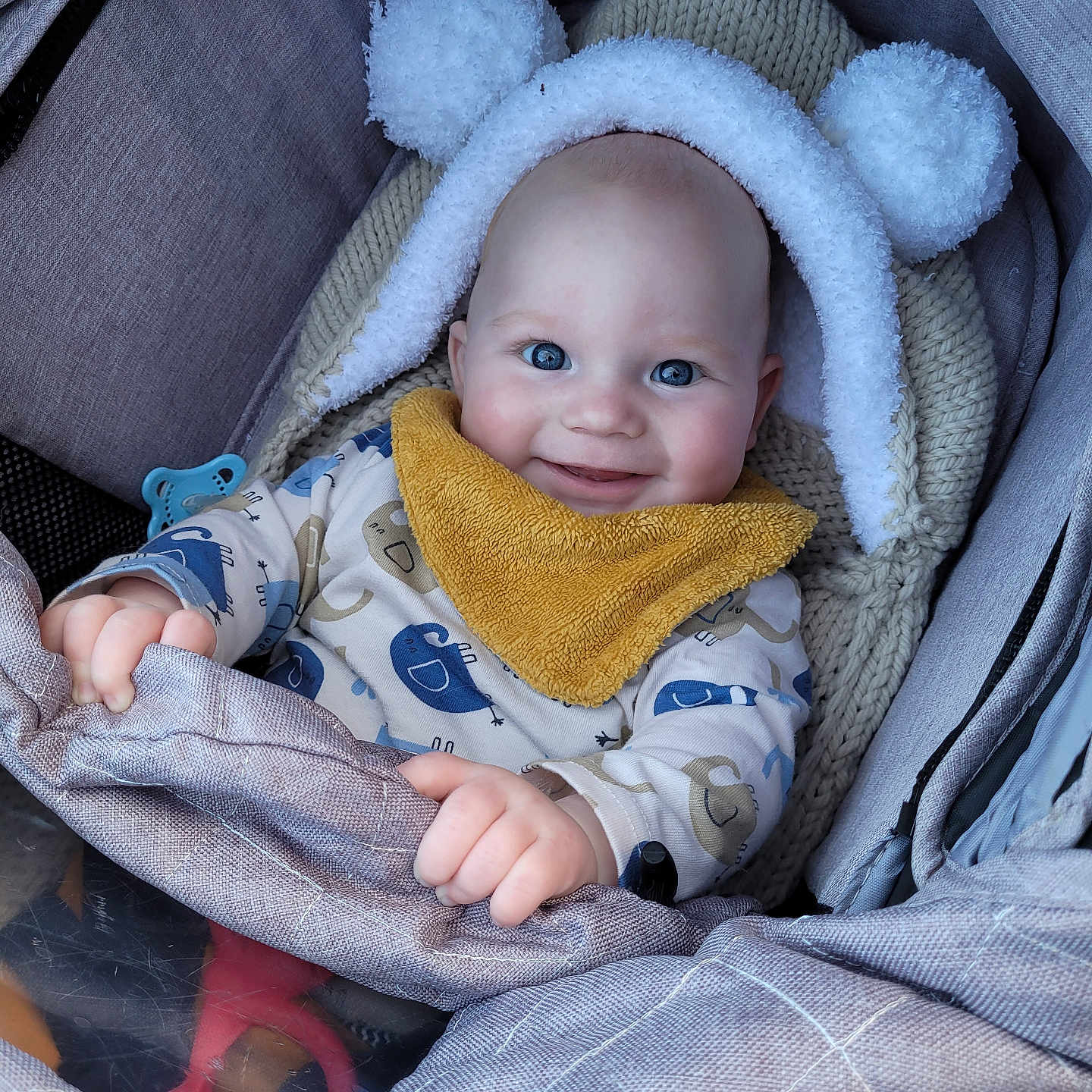 Nesta a rejoint le concours — aidez-le/la à gagner de superbes lots ! baby, blanket, bonnet, car, clothing, face, footwear, happy, hat, head, knitwear, newborn, person, photography, portrait, shoe, smile, sweater, transportation, vehicle
