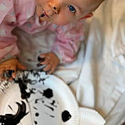 Victoria participe au concours pour gagner de l'argent avec cette photo : arts_and_crafts, baby, blanket, blue_eyes, child, close_up, creative_play, cute, face, guilty_look, hands, indoors, infant, messy, paint, paper_plate, pink_pajamas, playtime, portrait, smudged