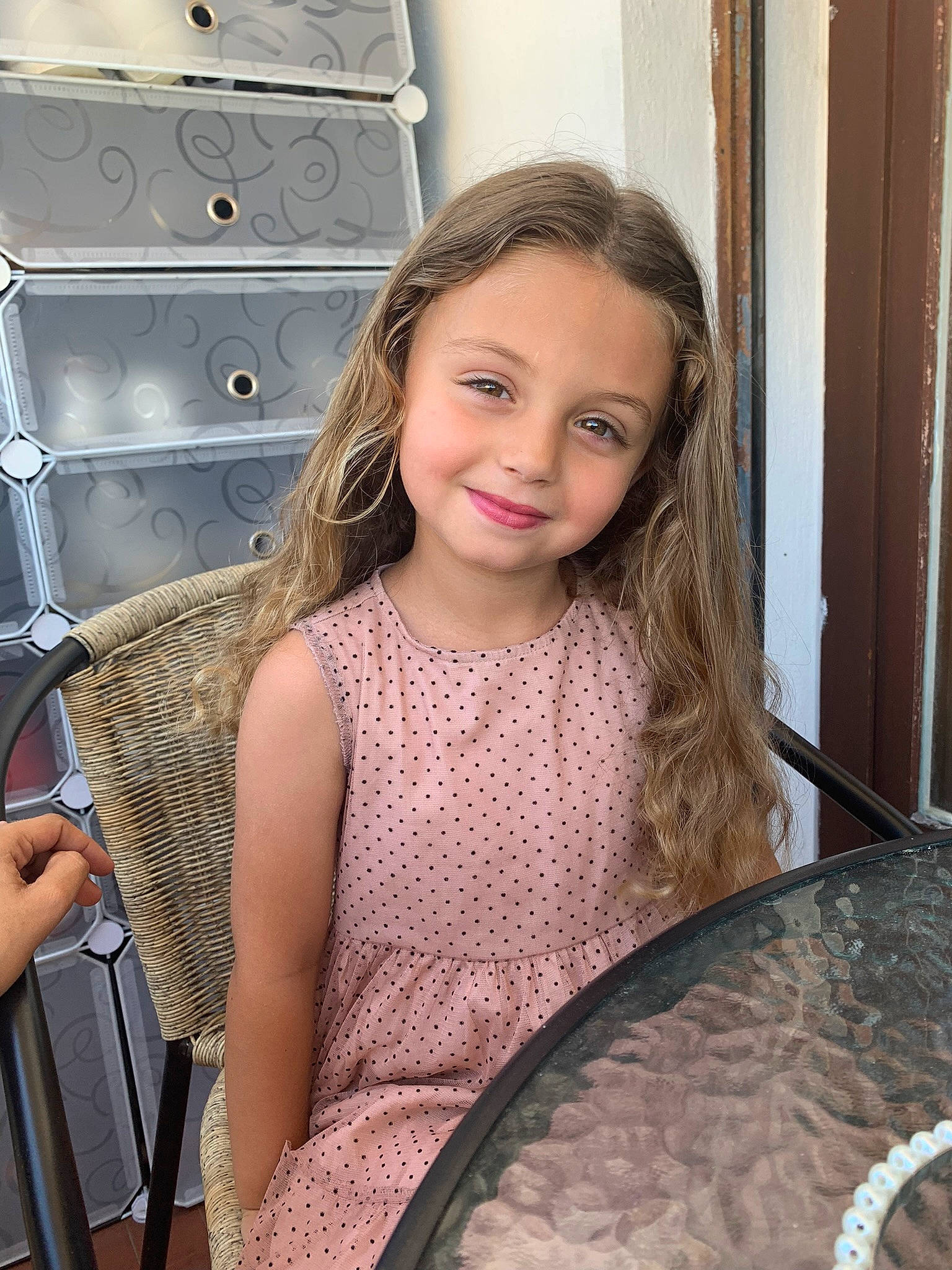 Milla a rejoint le concours — aidez-le/la à gagner de superbes lots ! cabinetry, chair, drawer, eye, flash_photography, floor, flooring, fun, furniture, hair, hairstyle, happy, iris, joy, person, photograph, skin, smile, standing, textile