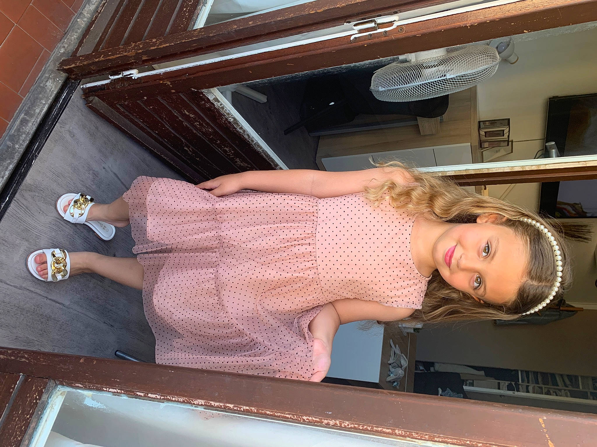 Milla participe au concours pour gagner de l'argent avec cette photo : abdomen, chest, cocktail_dress, dress, elbow, eyewear, flesh, fun, human_leg, joint, joy, leg, machine, pattern, person, room, textile, thigh, trunk, waist