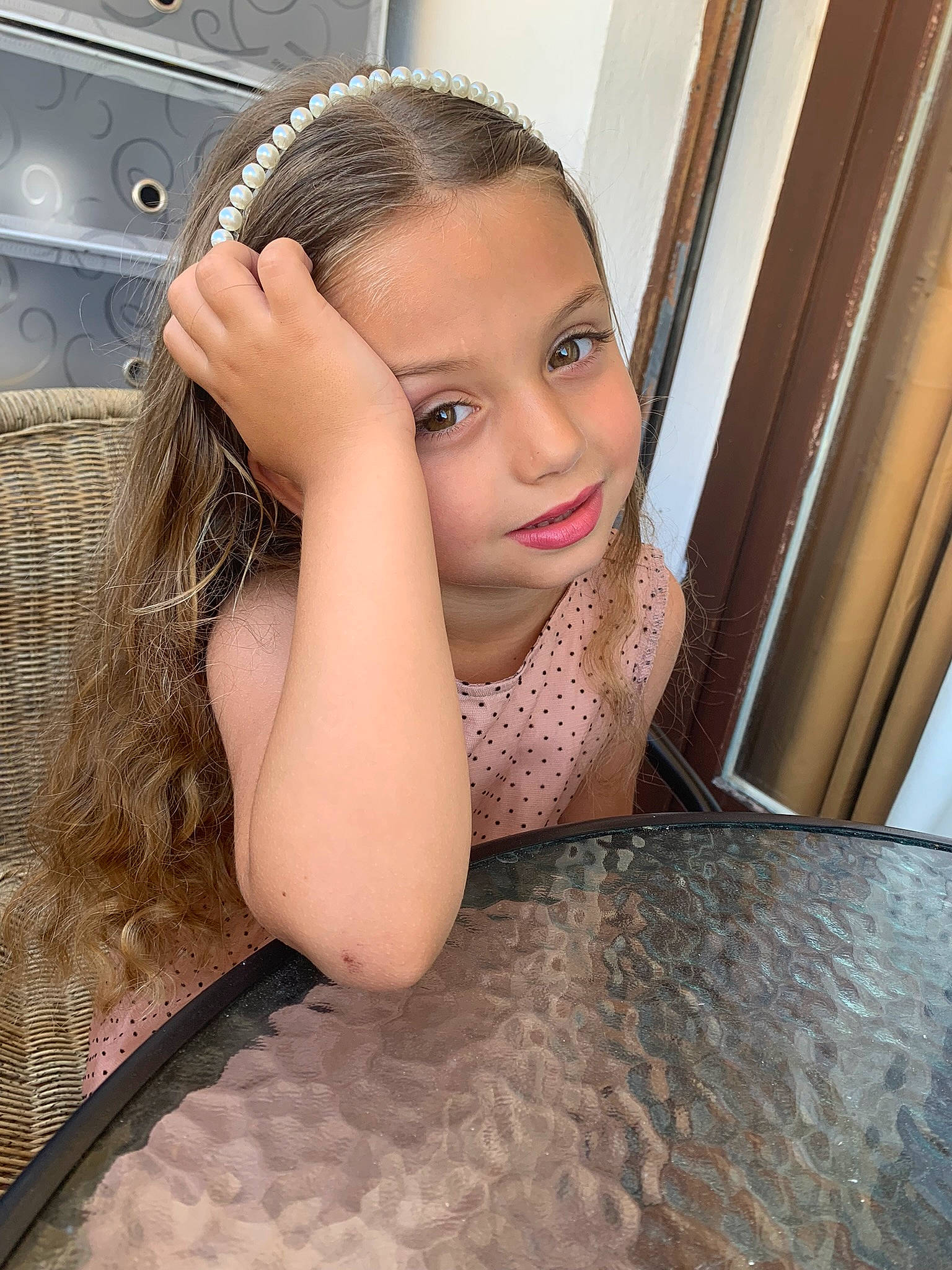 Milla a rejoint le concours — aidez-le/la à gagner de superbes lots ! black_hair, blond, eyebrow, eyelash, face, fashion_design, floor, flooring, hair, hand, happy, hardwood, head, iris, joy, lip, long_hair, neck, nose, person