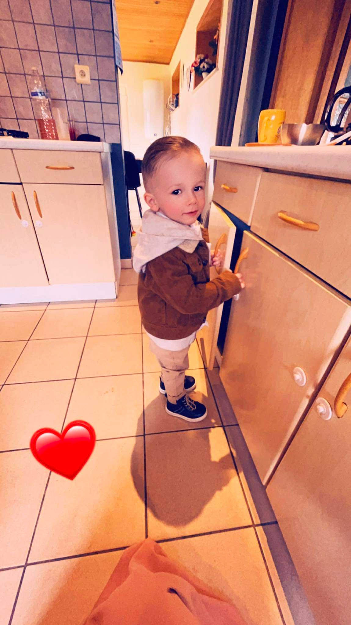 Alessandro a rejoint le concours — aidez-le/la à gagner de superbes lots ! baby, baby_toddler_clothing, bag, cabinetry, child, cleanliness, drawer, floor, flooring, fun, happy, hardwood, human_leg, leg, luggage_and_bags, material_property, person, play, standing, toddler