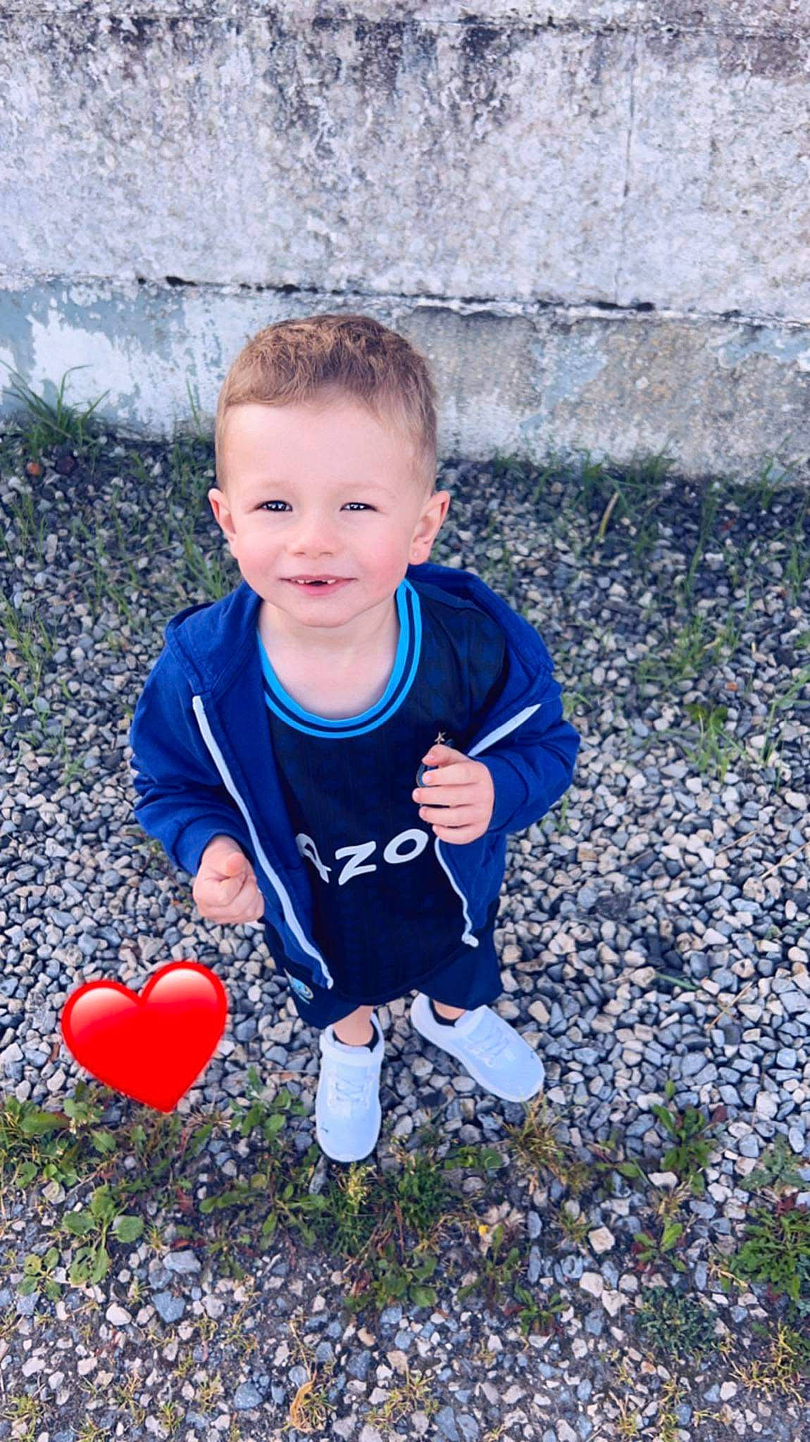 Alessandro participe au concours pour gagner de l'argent avec cette photo : baby, baby_toddler_clothing, balloon, carmine, child, electric_blue, flooring, fun, grass, happy, joy, leisure, people_in_nature, person, plant, recreation, sitting, smile, soil, t_shirt