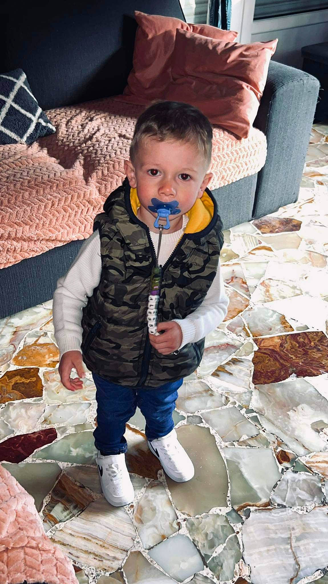 Alessandro a rejoint le concours — aidez-le/la à gagner de superbes lots ! baby, baby_toddler_clothing, cheek, child, cobblestone, comfort, couch, flooring, fun, fur, happy, linens, pattern, person, rock, sitting, smile, textile, toddler, winter