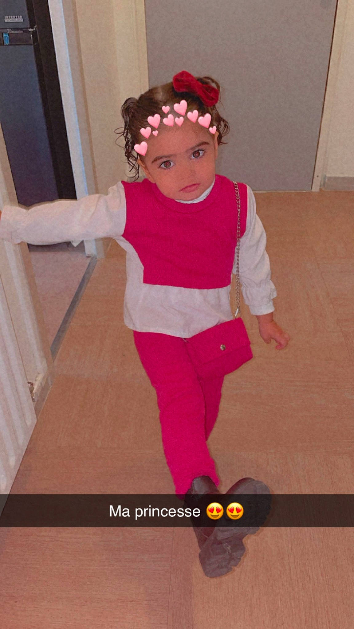 Michelle a rejoint le concours — aidez-le/la à gagner de superbes lots ! active_pants, baby_toddler_clothing, balance, boot, child, flooring, hardwood, headband, headpiece, headwear, human_leg, knee, magenta, person, pink, sleeve, sock, sportswear, thigh, toddler