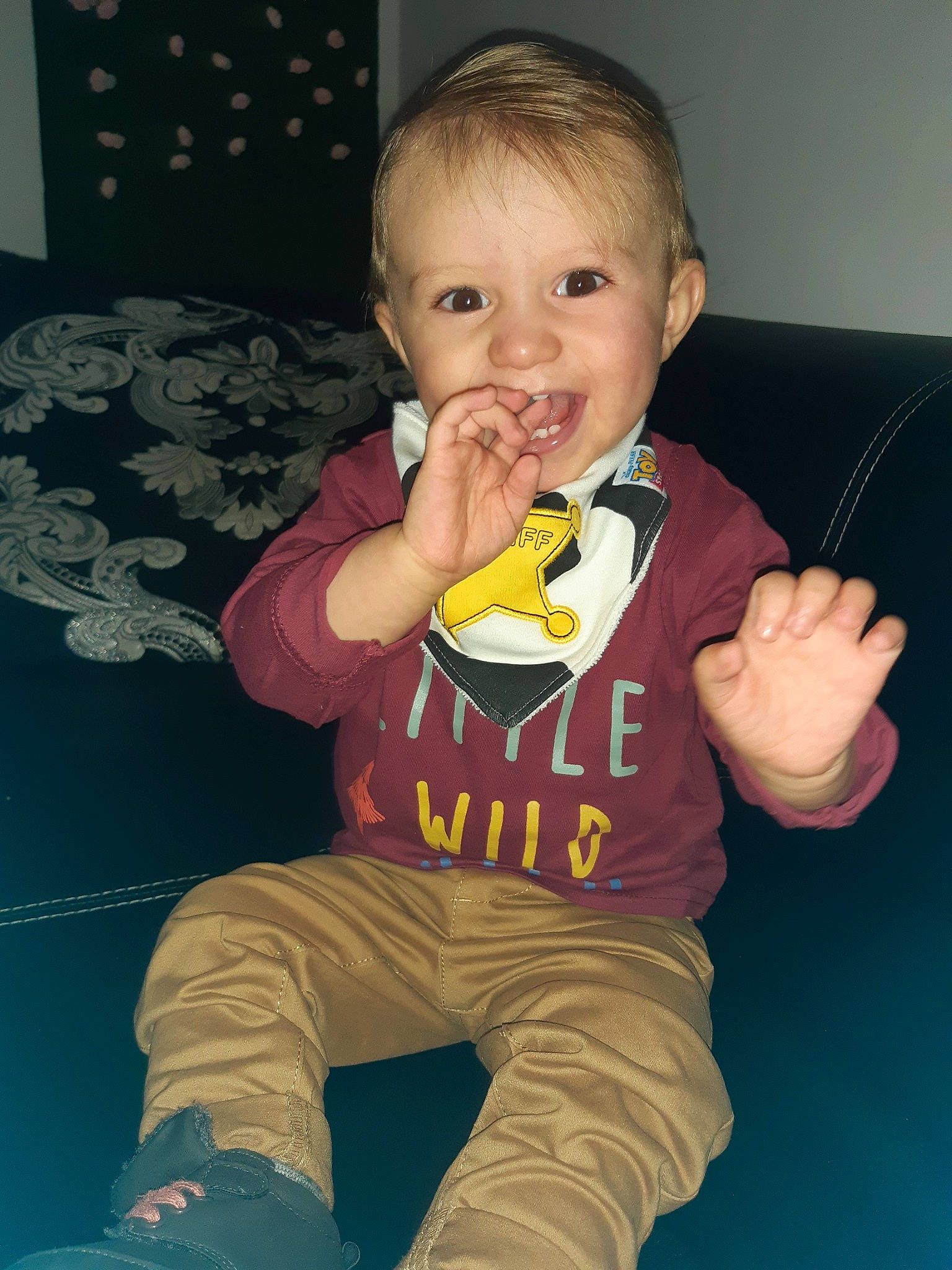 Eden participe au concours pour gagner de l'argent avec cette photo : arm, baby, cheek, child, eating, eye, finger, fun, joy, mouth, nose, person, sitting, skin, standing, thumb, toddler