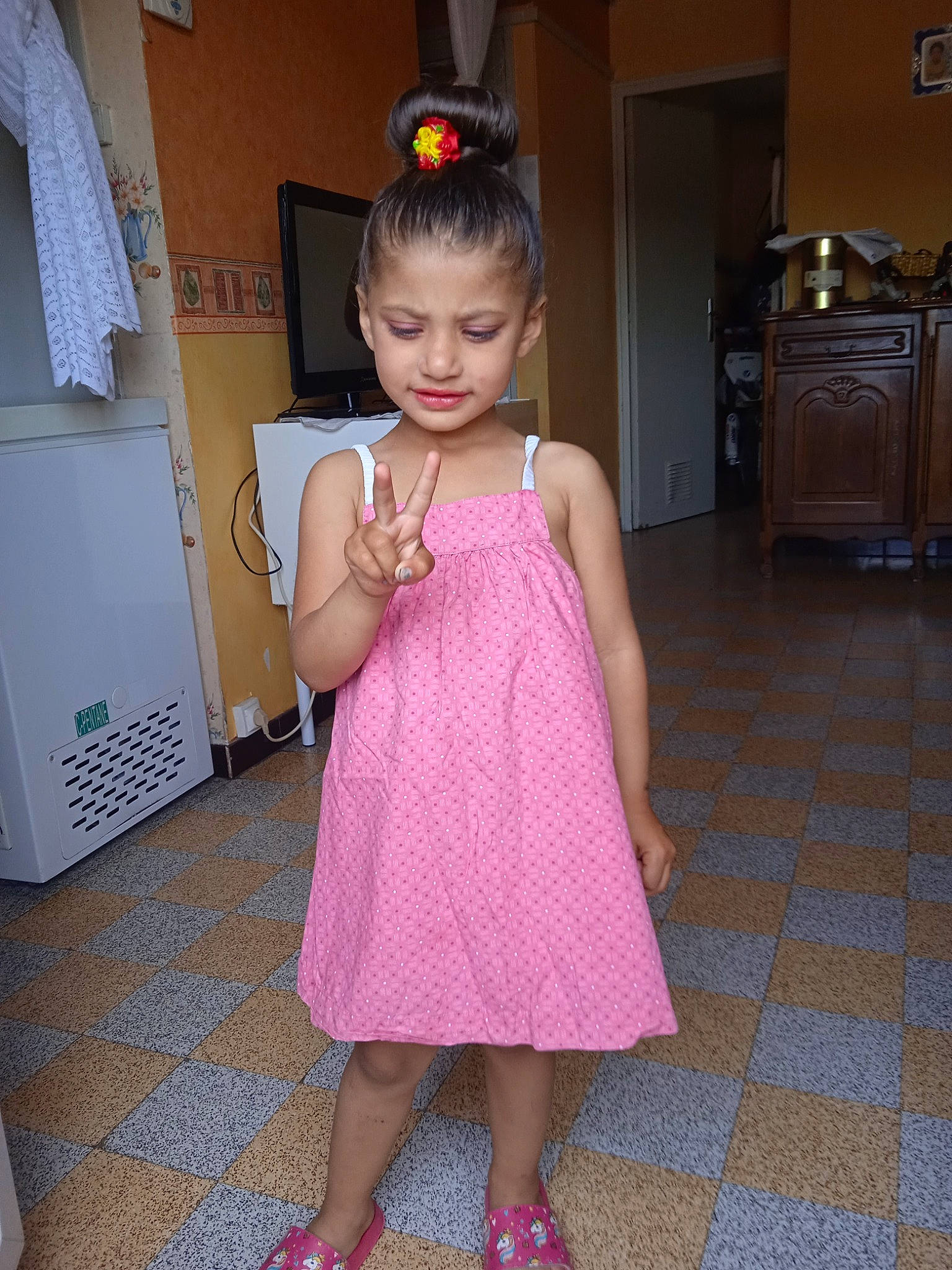 Massilia participe au concours pour gagner de l'argent avec cette photo : baby_toddler_clothing, cabinetry, child, day_dress, dress, fashion_accessory, fashion_design, floor, flooring, fun, human_leg, jewellery, magenta, one_piece_garment, pattern, person, pink, sandal, sleeve, toddler