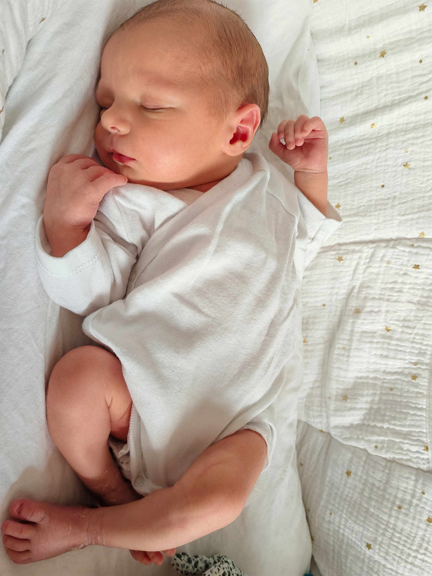 Nathan participe au concours pour gagner de l'argent avec cette photo : newborn, baby, sleeping, infant, white_clothing, blanket, soft_texture, peaceful, cute, resting, skin, hand, foot, face, indoors, closeup, small, young_child, cozy, quiet