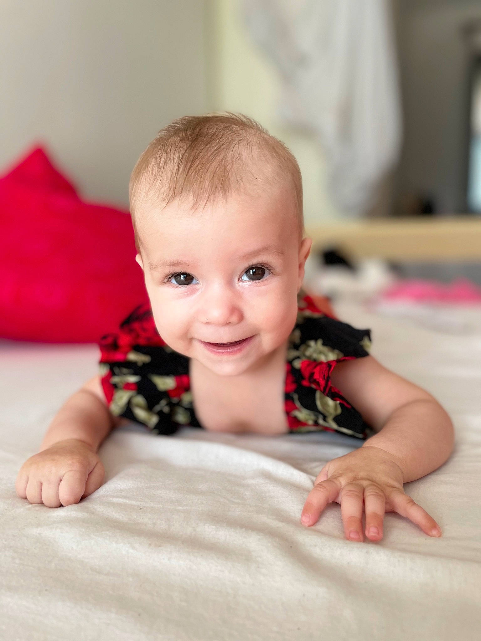 Milúna participe au concours pour gagner de l'argent avec cette photo : baby, baby_toddler_clothing, cheek, child, chin, collar, comfort, facial_expression, floor, flooring, fun, happy, joy, pattern, person, sitting, skin, sleeve, smile, t_shirt