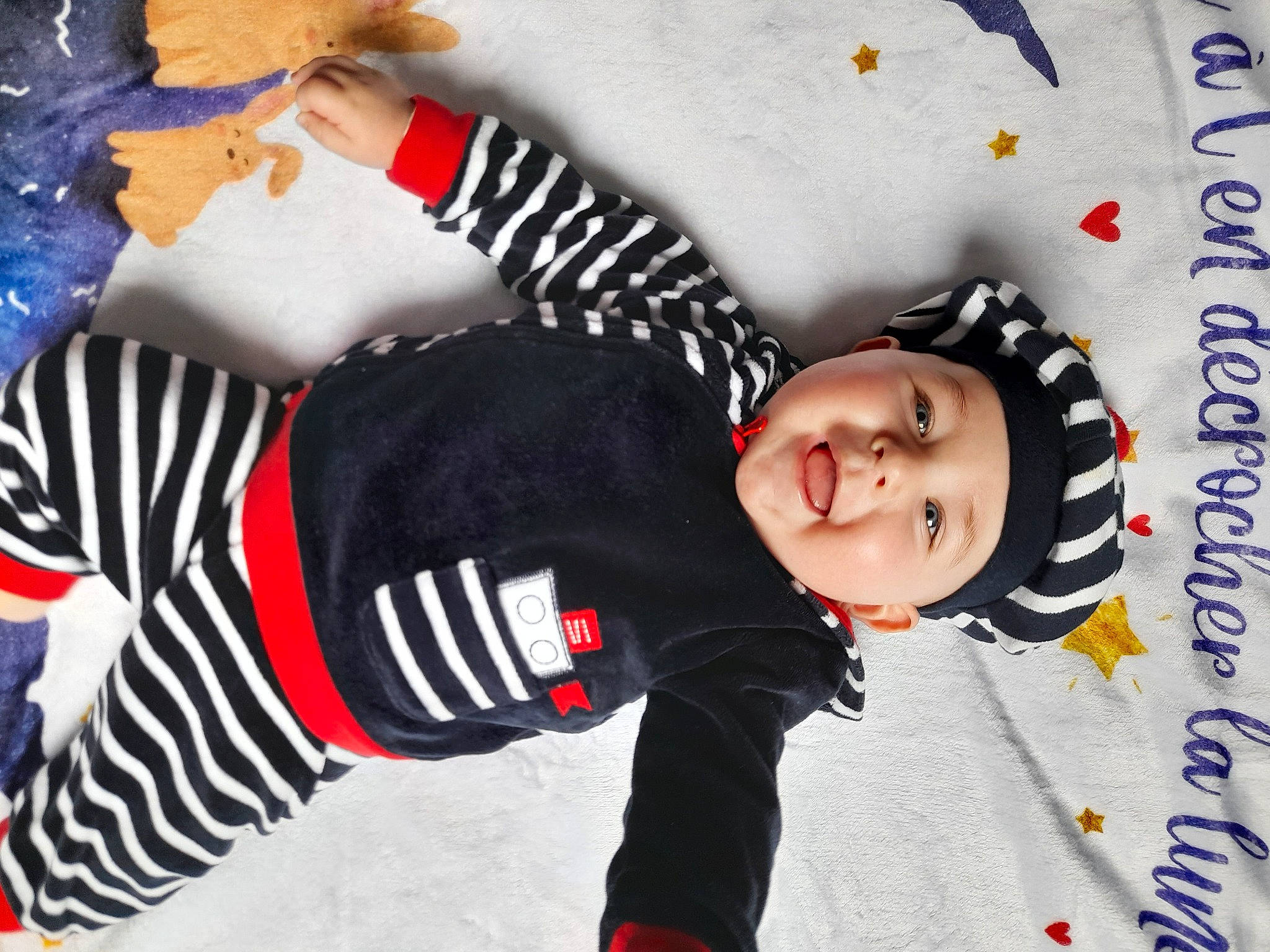 Wilhem a rejoint le concours — aidez-le/la à gagner de superbes lots ! baby, baby_toddler_clothing, carmine, child, comfort, event, fun, fur, happy, headwear, holiday, pattern, person, sleeve, snow, sportswear, textile, toddler, winter