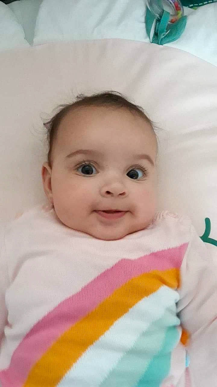 Iris a rejoint le concours — aidez-le/la à gagner de superbes lots ! baby, baby_toddler_clothing, beauty, cheek, chin, comfort, eye, eyebrow, eyelash, face, happy, headgear, iris, lip, nose, person, pink, skin, sleeve, smile