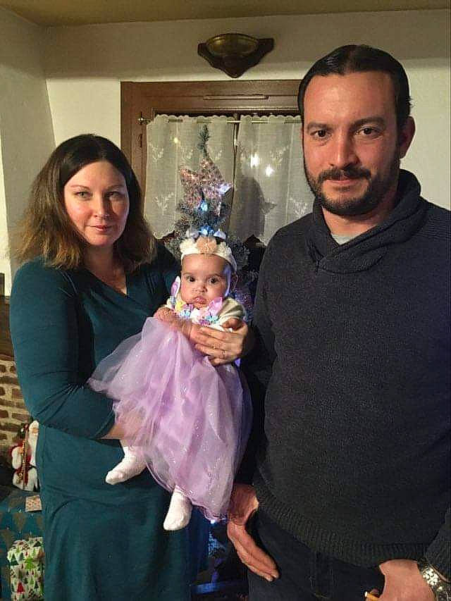 Iris participe au concours pour gagner de l'argent avec cette photo : beard, child, costume, event, facial_hair, fashion_design, formal_wear, fun, happy, head, headwear, holiday, iris, jewellery, joy, moustache, party, person, room, smile