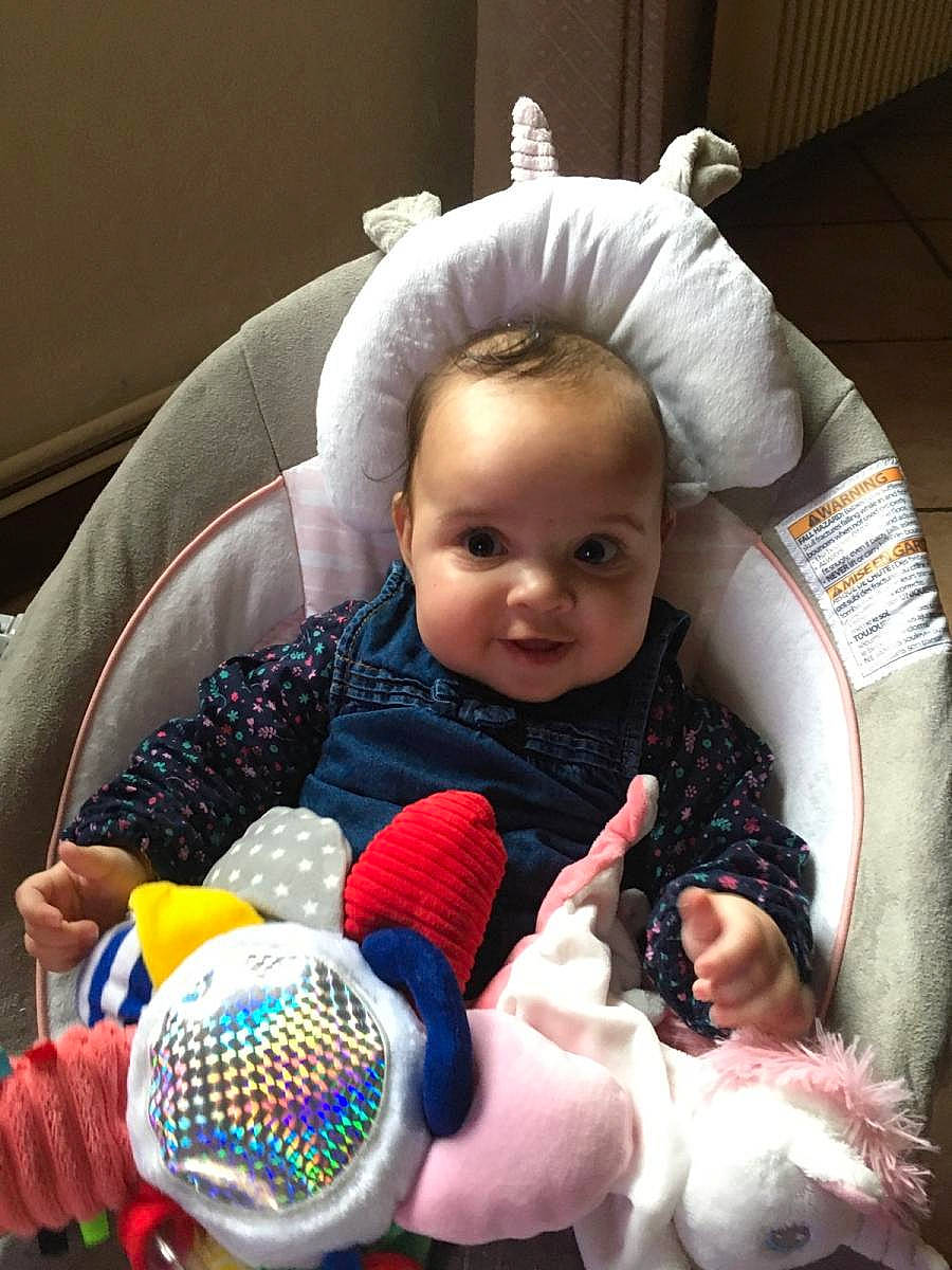 Iris participe au concours pour gagner de l'argent avec cette photo : baby, baby_toddler_clothing, car_seat, cheek, comfort, finger, flash_photography, hand, happy, head, mammal, mouth, nose, organ, people, person, photograph, skin, textile, toddler