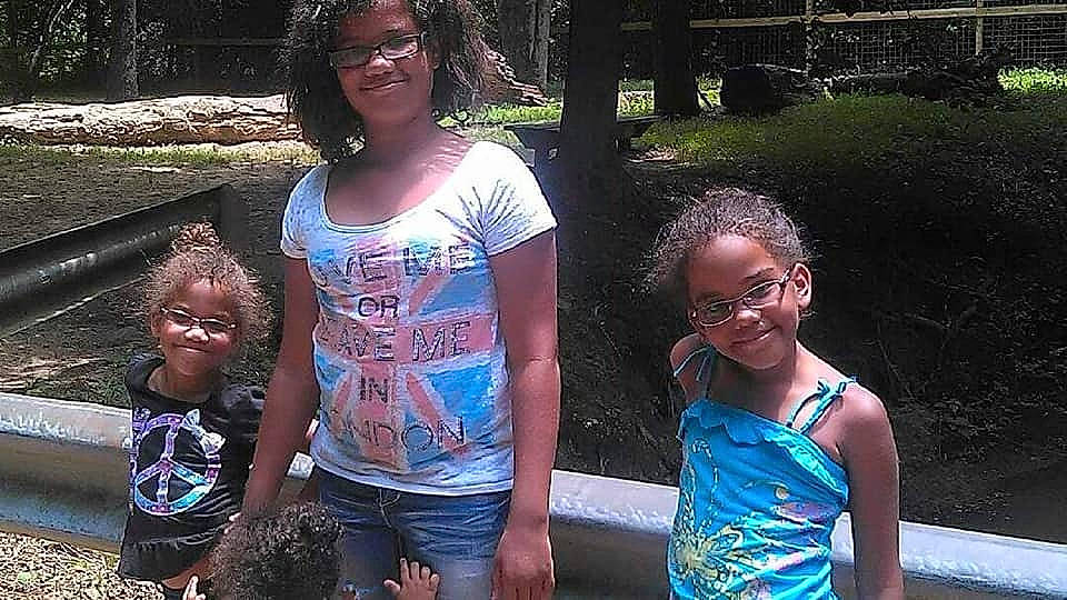 Rihanna is registered to the contest to win money with this photo: adaptation, child, fun, glasses, headwear, joy, leisure, people, person, smile, style, summer, t_shirt, vacation, water