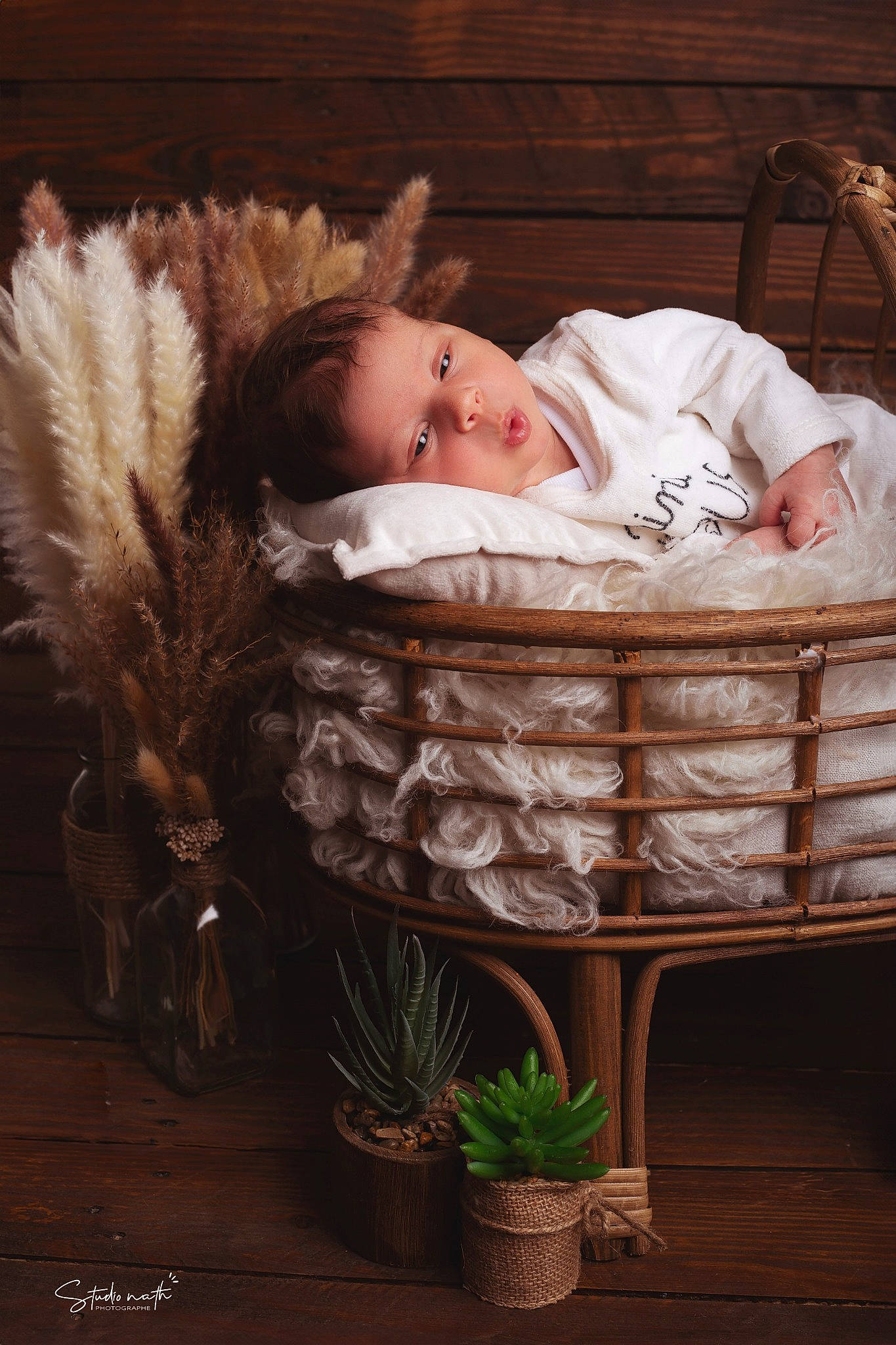 Albin a rejoint le concours — aidez-le/la à gagner de superbes lots ! baby, baby_products, baby_safety, baby_sleeping, baby_toddler_clothing, child, comfort, flash_photography, flooring, flowerpot, fur, grass, houseplant, infant_bed, person, plant, portrait_photography, room, sitting, toddler