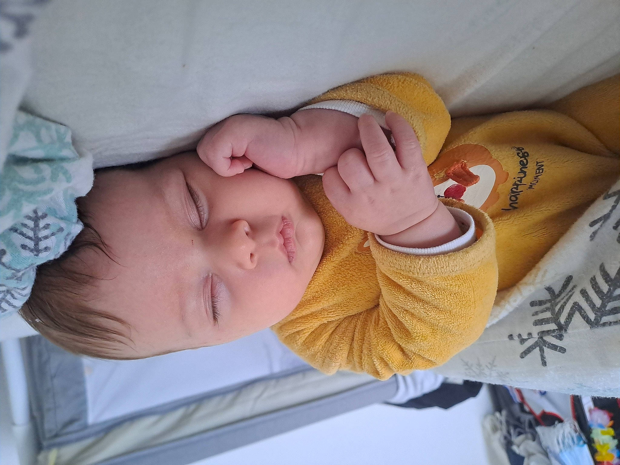 Albin a rejoint le concours — aidez-le/la à gagner de superbes lots ! arm, baby, baby_toddler_clothing, cheek, comfort, elbow, eyelash, finger, gesture, hand, human_body, mammal, mouth, nail, organ, person, product, skin, textile, thumb