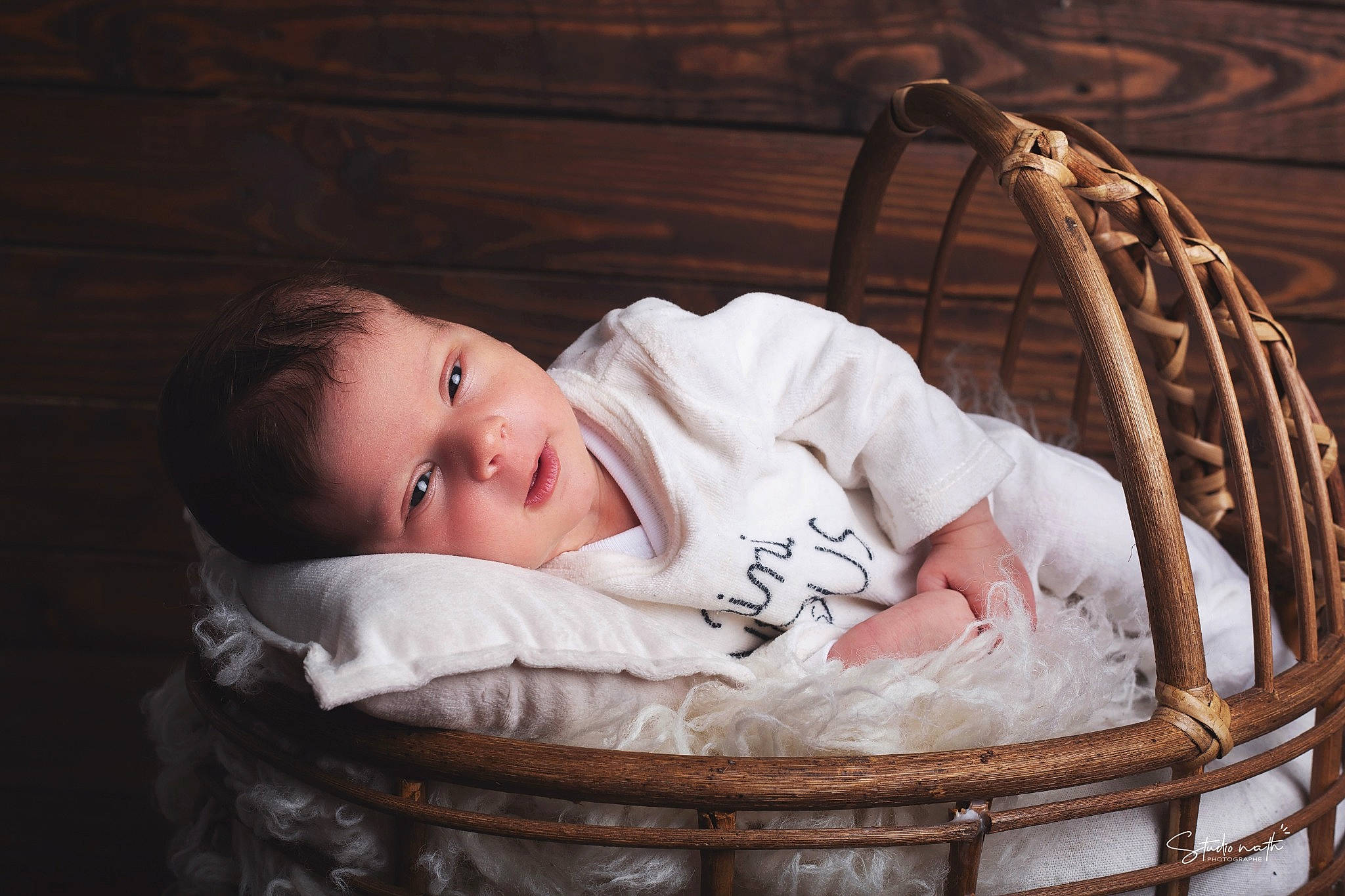 Albin participe au concours pour gagner de l'argent avec cette photo : baby, baby_products, baby_safety, baby_sleeping, baby_toddler_clothing, basket, child, circle, comfort, flash_photography, fun, home_accessories, infant_bed, person, portrait_photography, room, sitting, toddler, wicker, wood