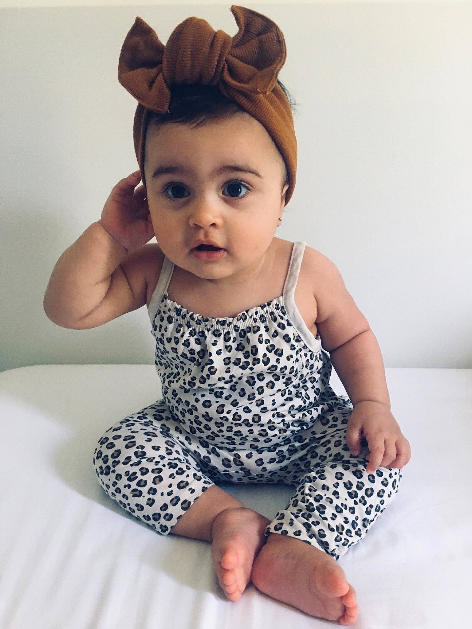 Maïssa a rejoint le concours — aidez-le/la à gagner de superbes lots ! baby, baby_toddler_clothing, chin, cool, dress, eye, eyelash, face, flash_photography, foot, happy, head, headband, iris, jewellery, neck, pattern, person, sleeve, thigh