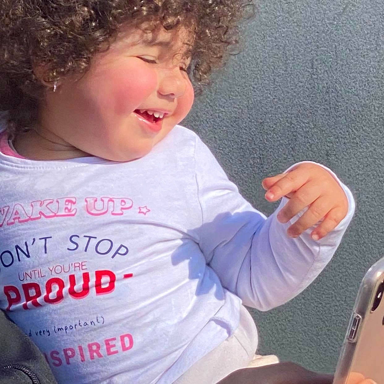 Marjane a rejoint le concours — aidez-le/la à gagner de superbes lots ! arm, cool, elbow, eye, face, facial_expression, finger, gesture, hairstyle, happy, human, human_body, joint, mouth, neck, nose, person, shirt, shoulder, sleeve