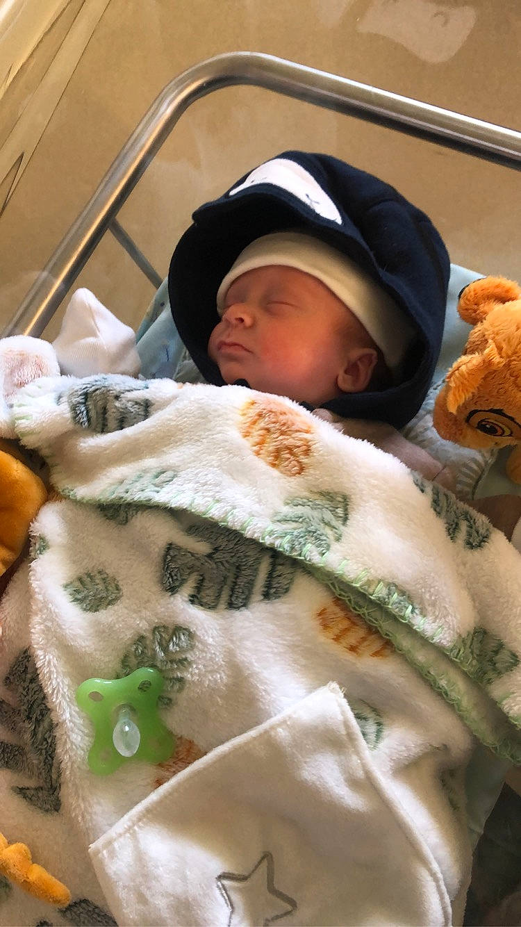 Lewis participe au concours pour gagner de l'argent avec cette photo : baby, baby_products, cap, child, comfort, event, fawn, felidae, fur, hat, headgear, headwear, hospital, linens, person, room, skin, textile, toddler, toy