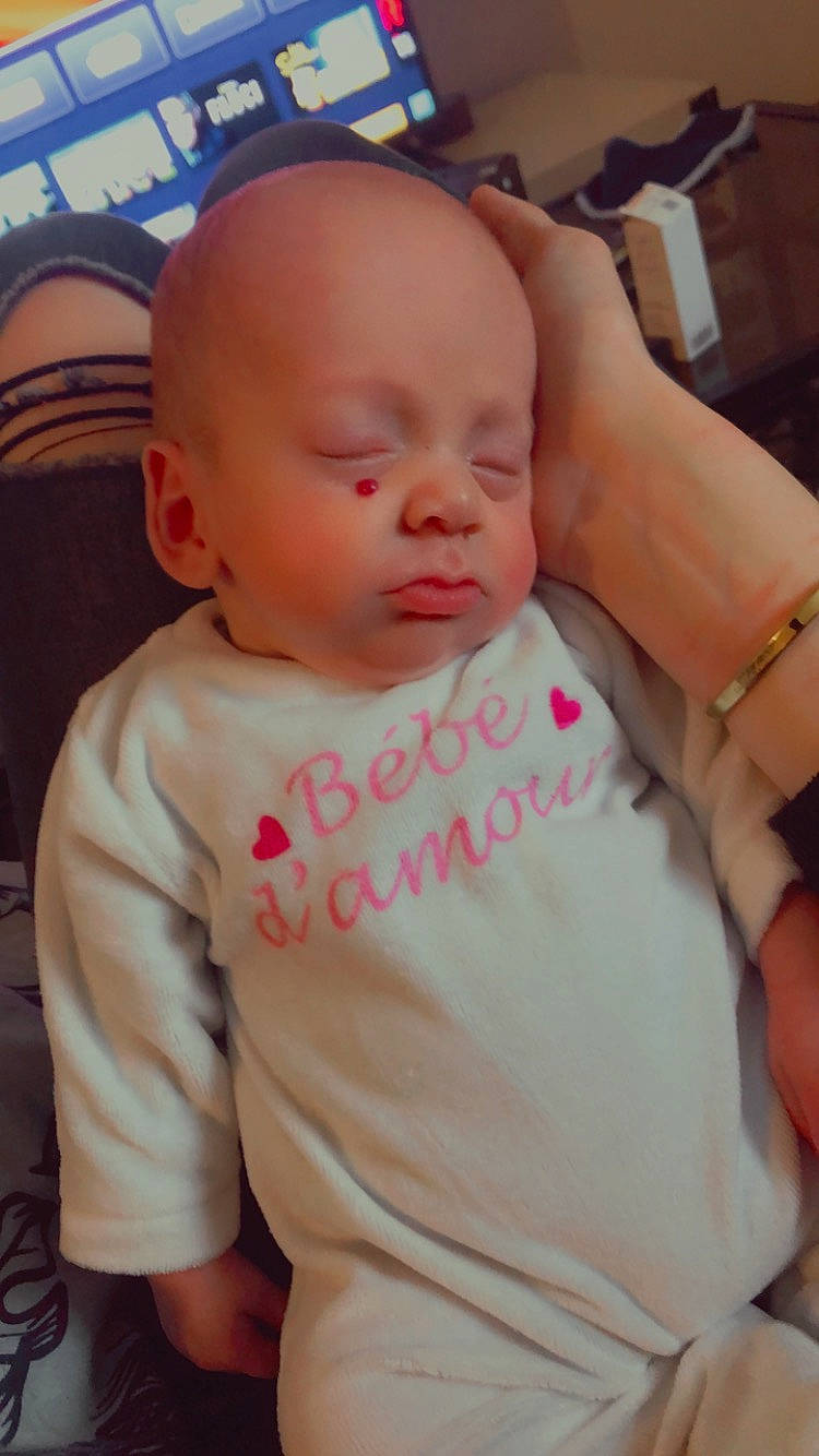 Lewis participe au concours pour gagner de l'argent avec cette photo : baby, baby_toddler_clothing, cheek, comfort, ear, eyebrow, eyelash, face, finger, forehead, hand, iris, lip, mouth, neck, nose, person, pink, product, skin