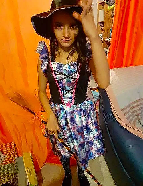 Jade a rejoint le concours — aidez-le/la à gagner de superbes lots ! black_hair, cool, curtain, electric_blue, eyewear, fashion, fashion_design, fun, hat, human_leg, knee, long_hair, pattern, person, purple, shoulder, sleeve, sun_hat, textile, thigh