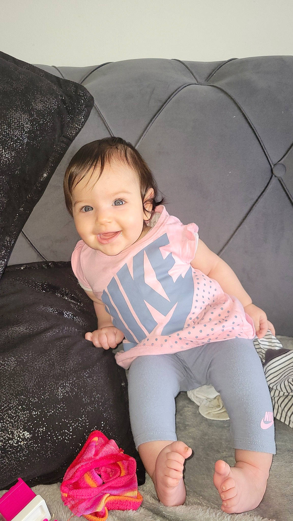 Amira participe au concours pour gagner de l'argent avec cette photo : baby_toddler_clothing, comfort, facial_expression, finger, flash_photography, fun, happy, human, joint, joy, knee, lap, leg, mouth, person, pink, skin, sleeve, smile, textile